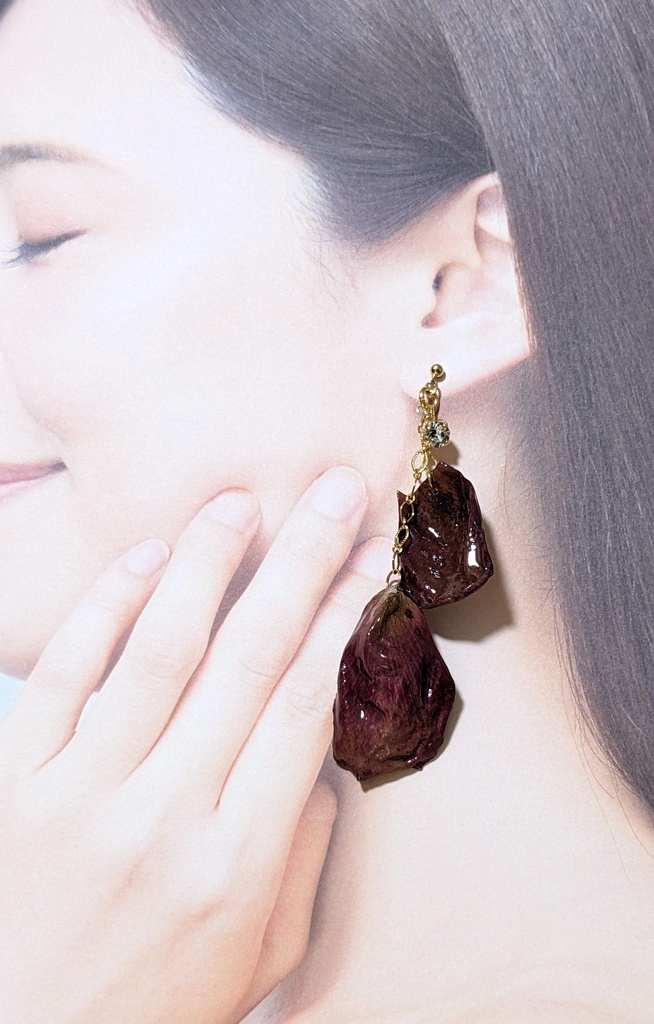 《仏》お兄さんの(大事な所を守っていた)バラの花びらピアス