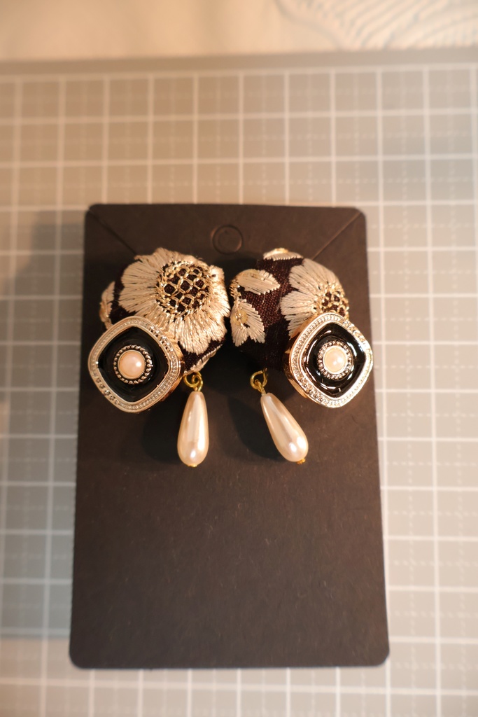 インド刺繍とボタンのピアス
