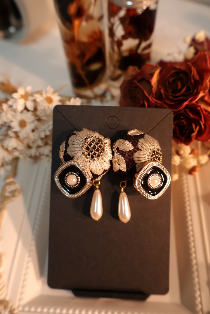 インド刺繍とボタンのピアス