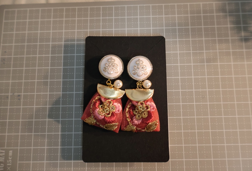 インド刺繡とボタンのピアス