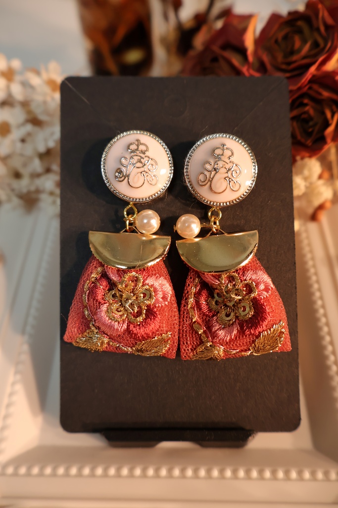 インド刺繡とボタンのピアス