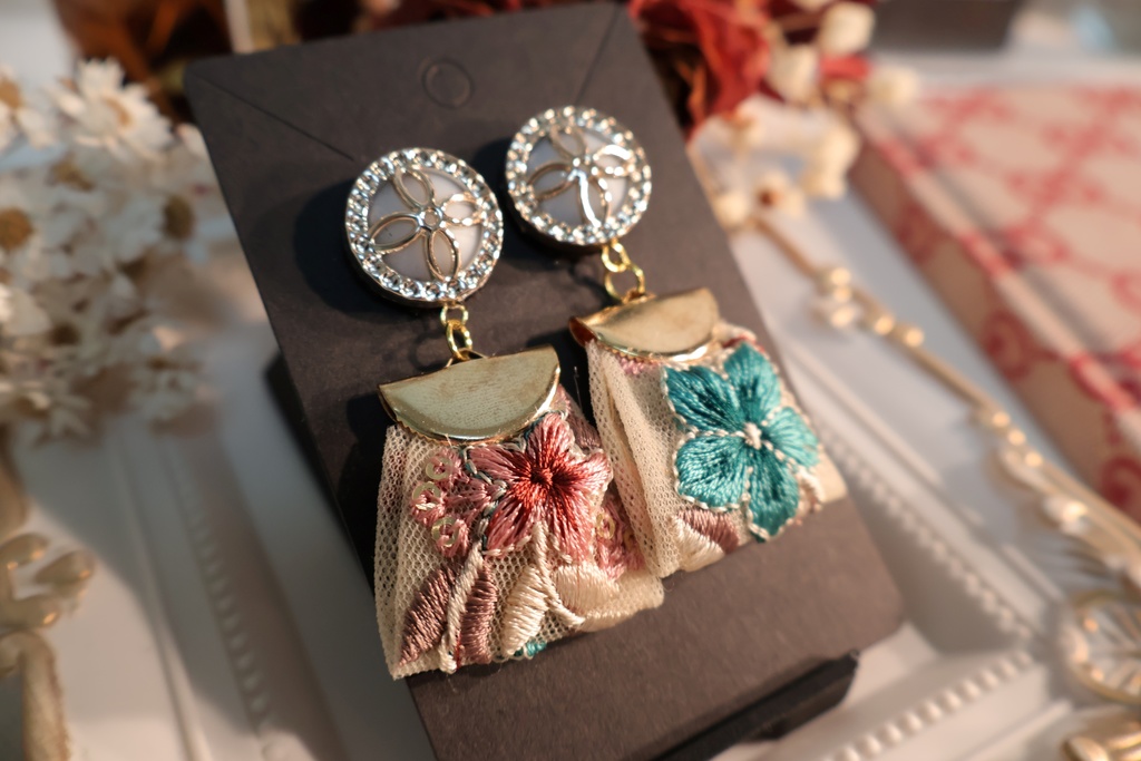 インド刺繡とボタンのピアス