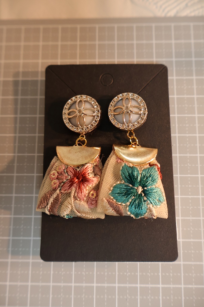 インド刺繡とボタンのピアス