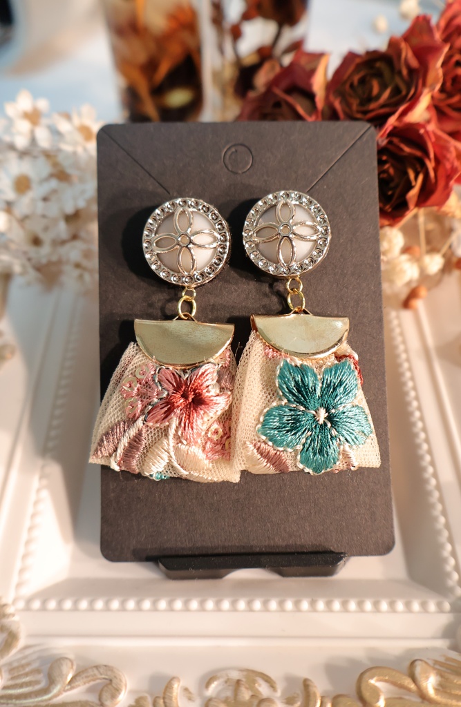 インド刺繡とボタンのピアス