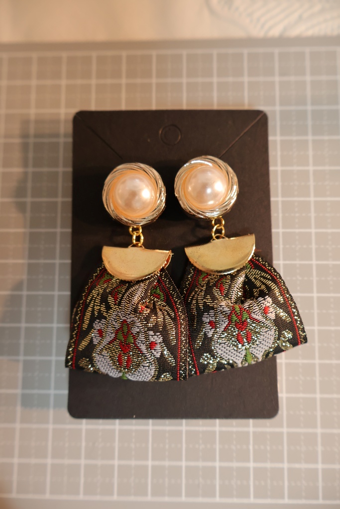 アンティーク風リボンピアス