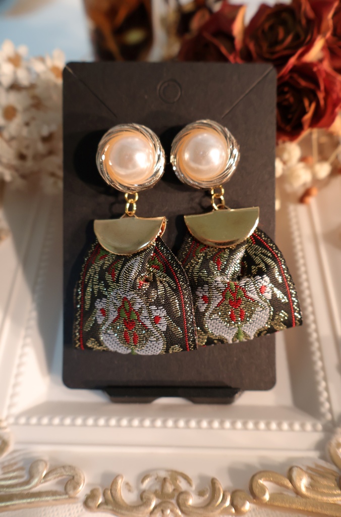 アンティーク風リボンピアス