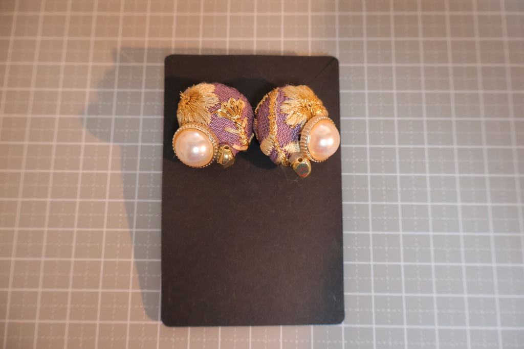 インド刺繡リボンのくるみボタンピアス