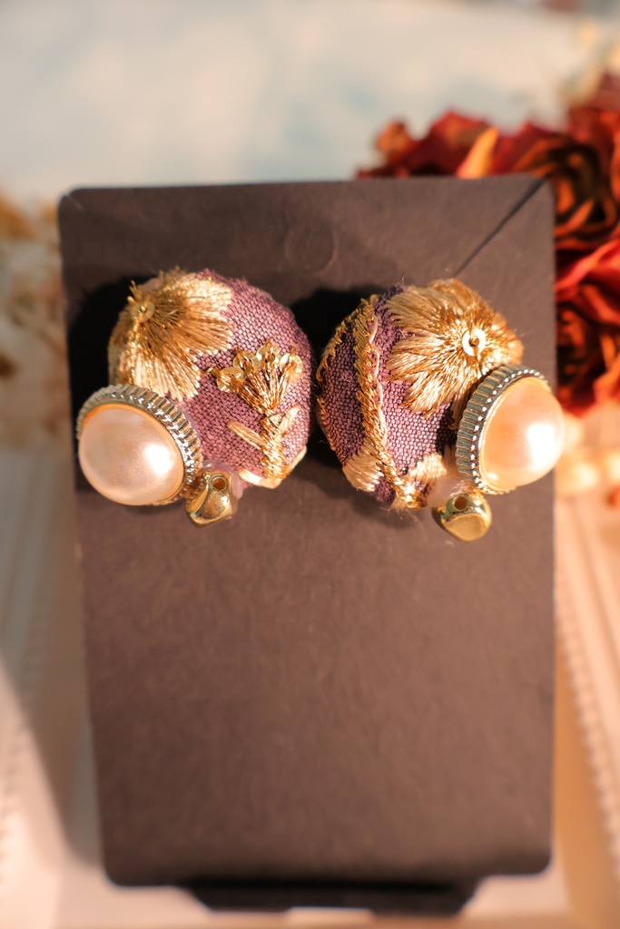 インド刺繡リボンのくるみボタンピアス