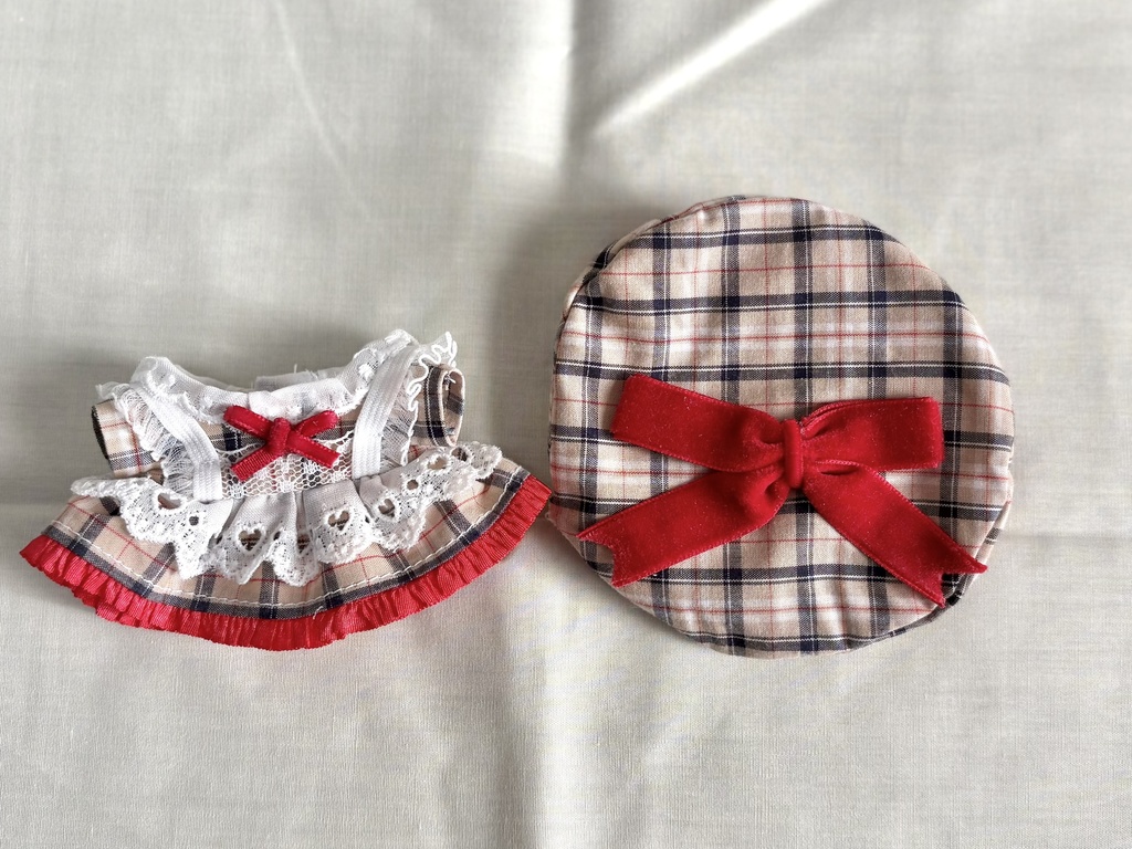 チェックのエプロンワンピースとベレー帽のセット