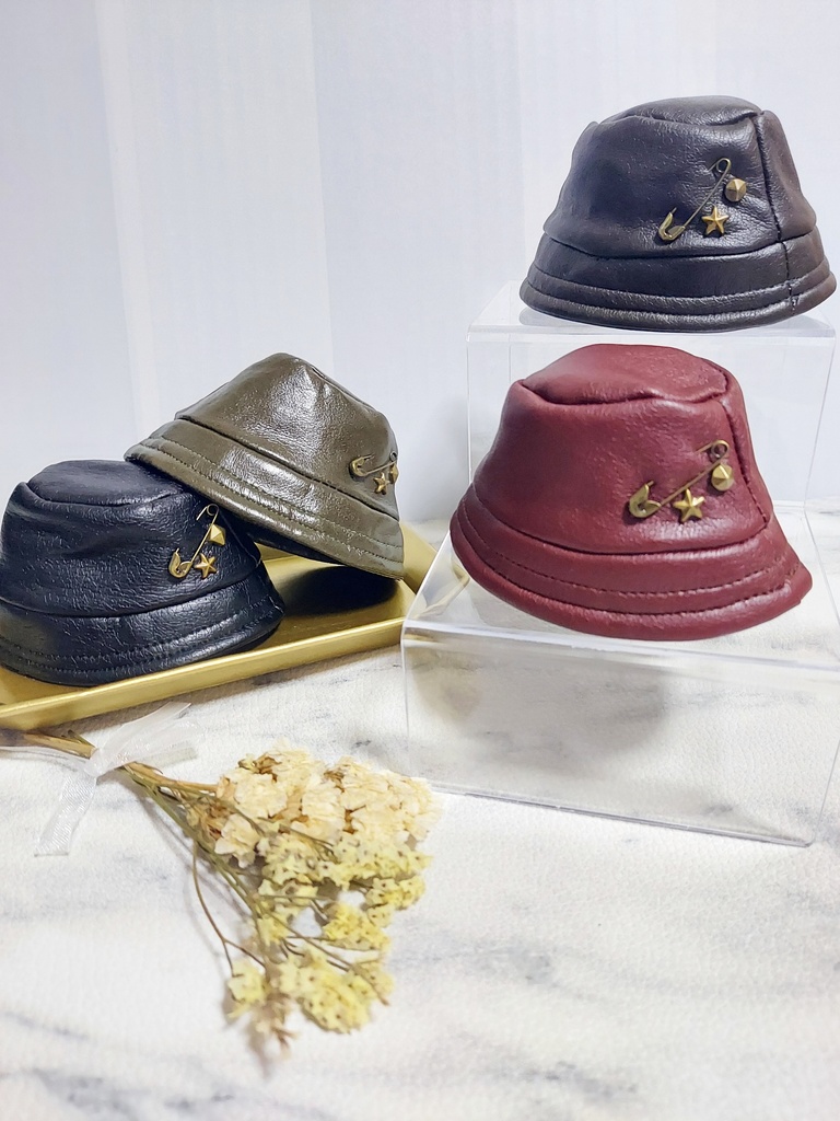 スタッズ付きレザーハット