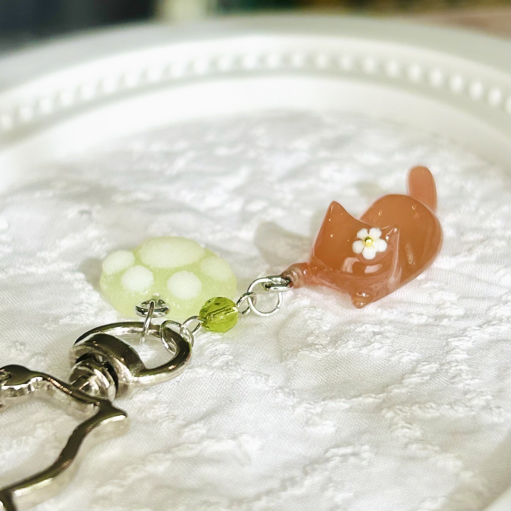 お花にゃんこと肉球のキーホルダー