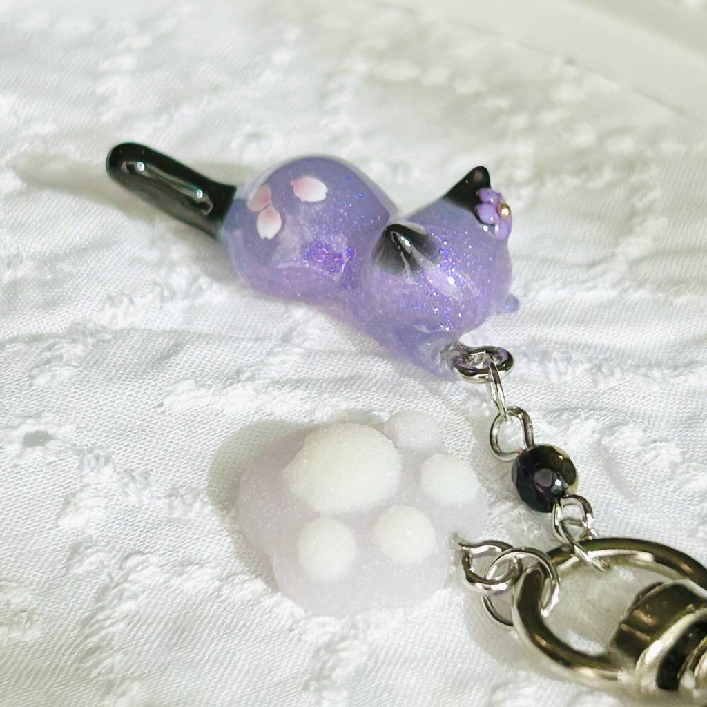 お花にゃんこと肉球のキーホルダー