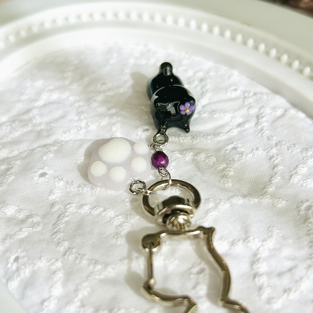 お花にゃんこと肉球のキーホルダー