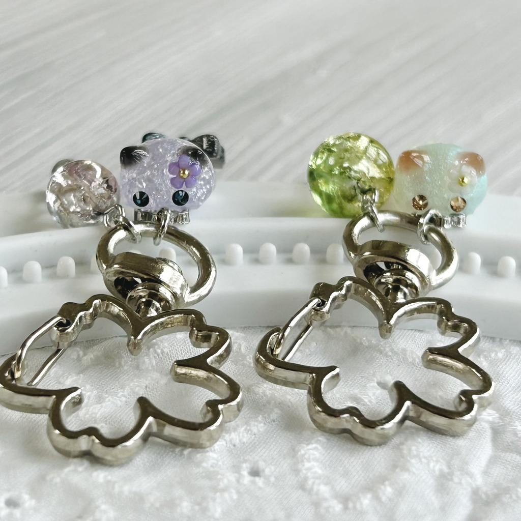 お花にゃんことチェコビーズのキーホルダー