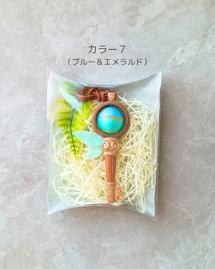 球をくるくる回せる🧚🏼小さな妖精さんのバッグチャーム【妖精のカギ】