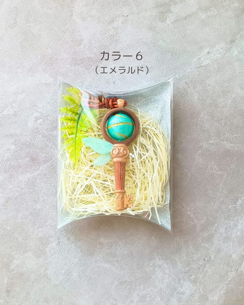 球をくるくる回せる🧚🏼小さな妖精さんのバッグチャーム【妖精のカギ】