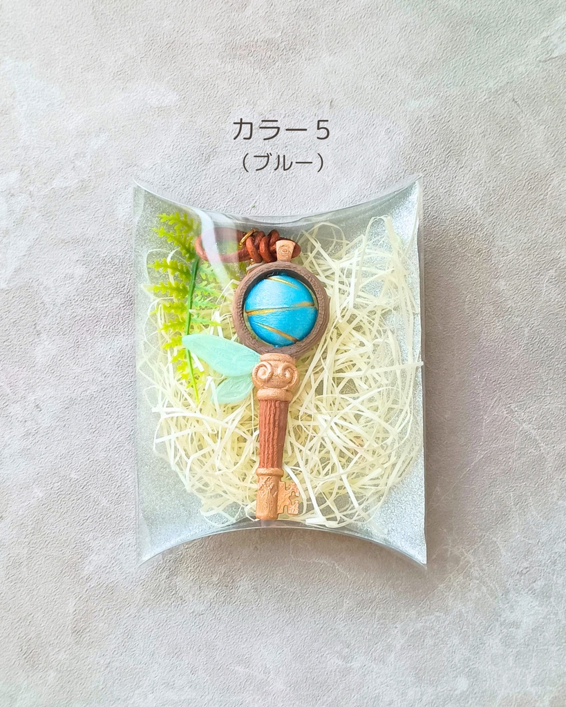 球をくるくる回せる🧚🏼小さな妖精さんのバッグチャーム【妖精のカギ】