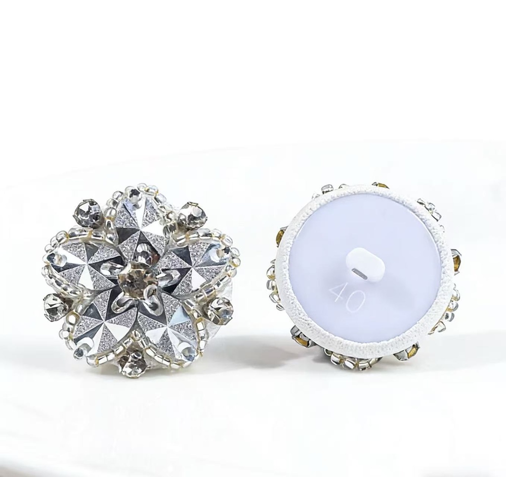 【高級感】ヴィンテージ風 彫刻メタルボタン - 2個セット / エレガント装飾