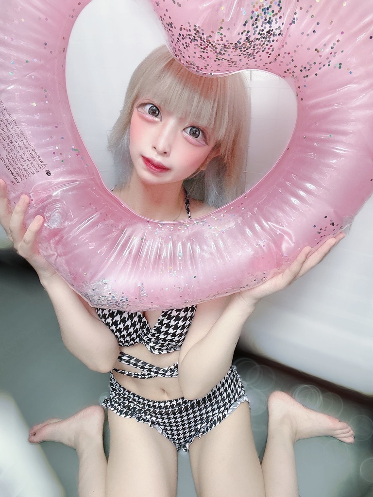 ねるるんとプール？！チェキ㊙️㊙️