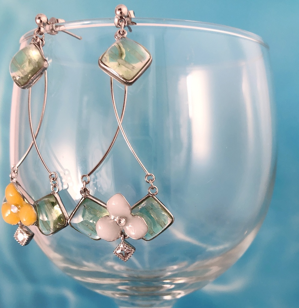 ティーリケイメージピアス