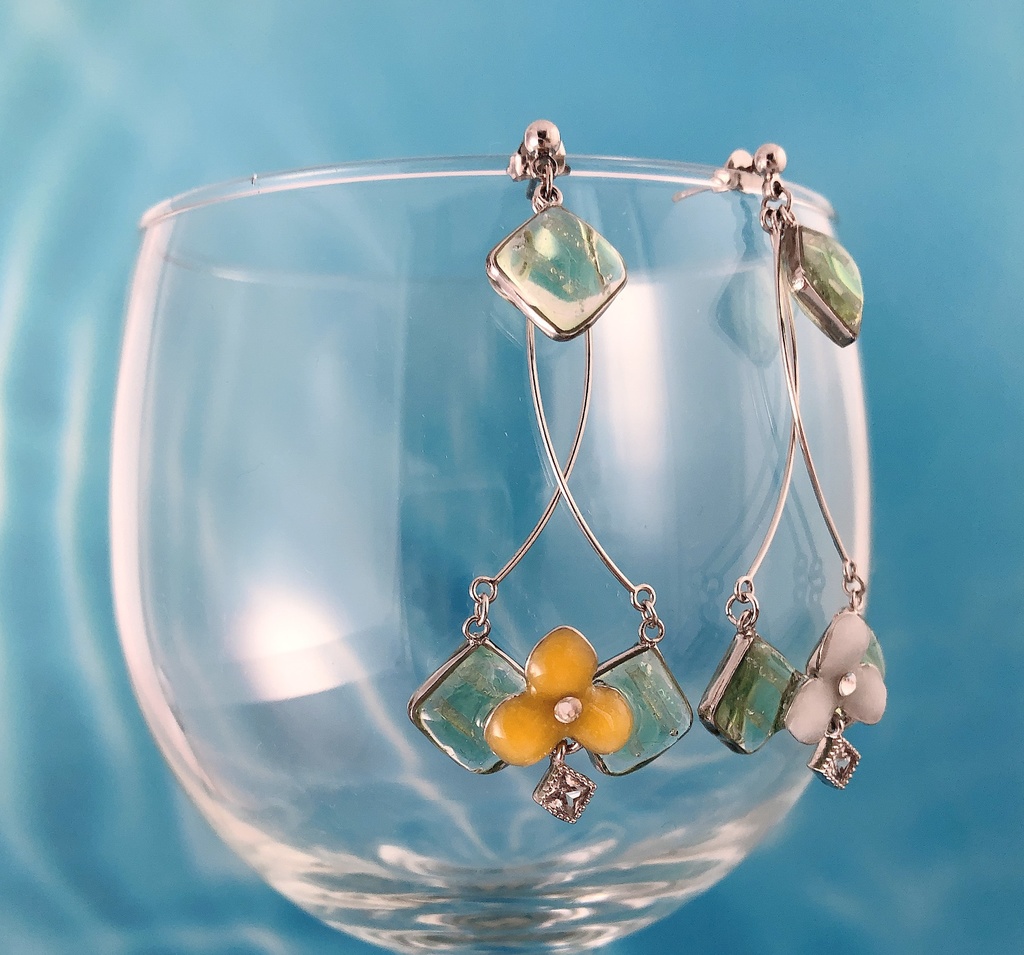 ティーリケイメージピアス