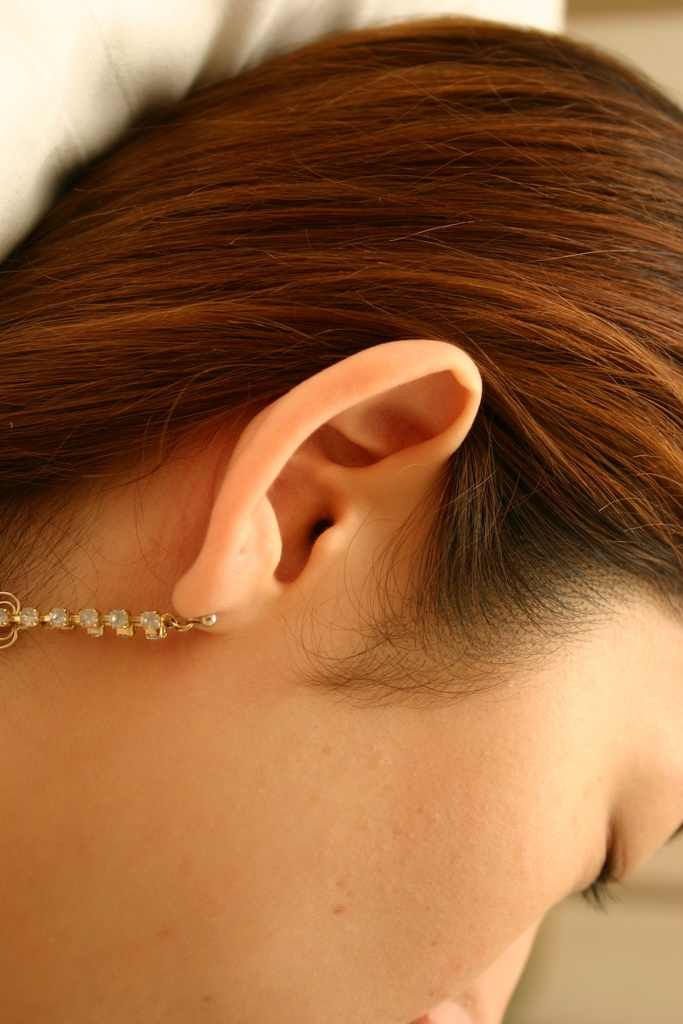 スマホを耳に当てるとあら不思議♪耳が丸見えiPhoneケース