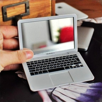 【送料無料】Macbook型ミラー（シルバー / ホワイト）【ノートPC型ミニチュア手鏡】