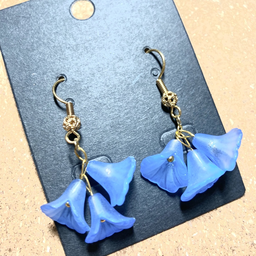 スミレのピアス