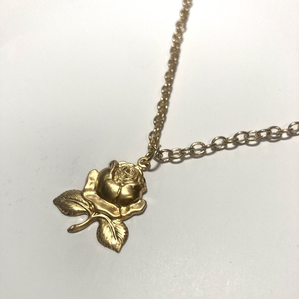 黄金の薔薇ネックレス