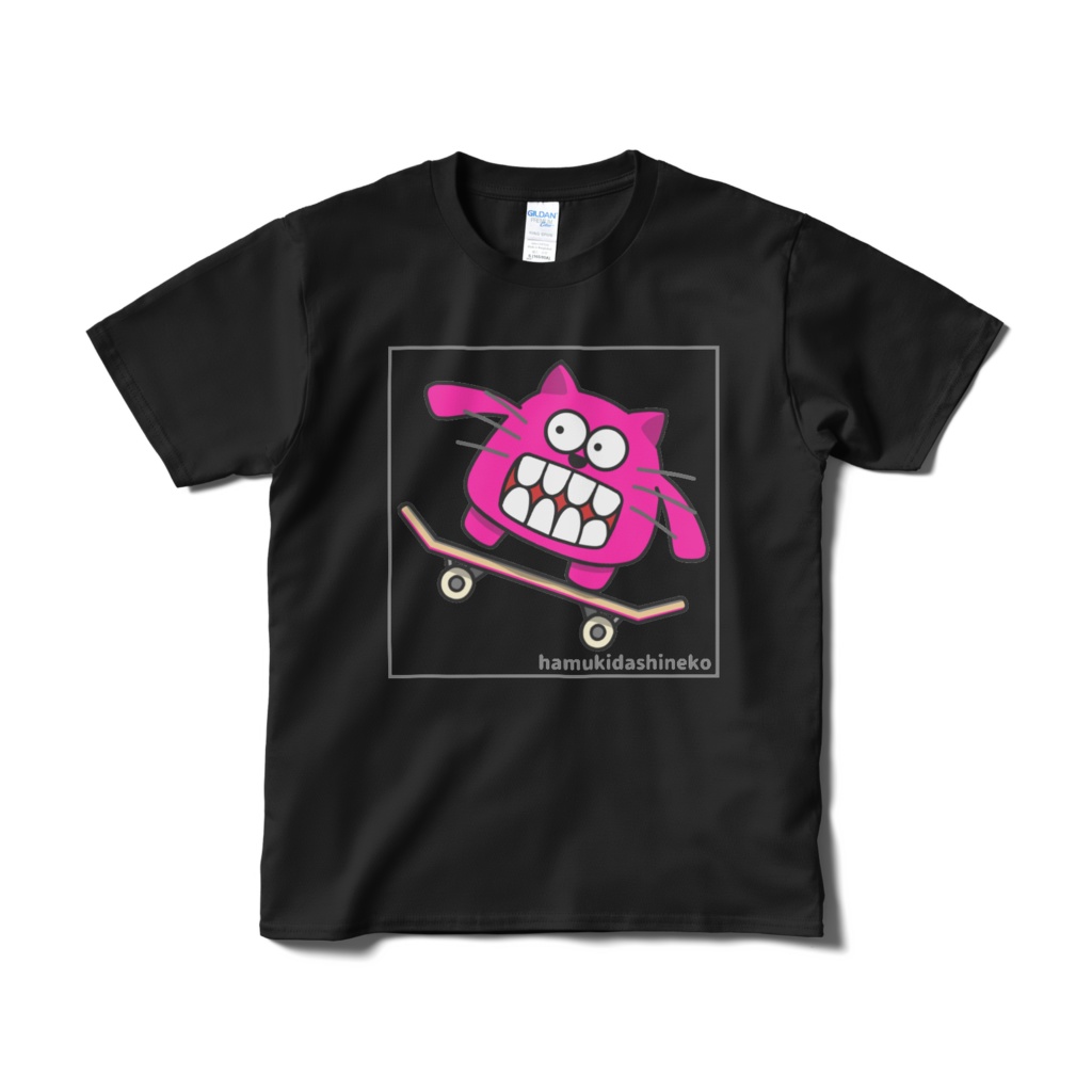 乗りこなしすぎる歯むきだしネコ Tシャツ黒(スクエア)