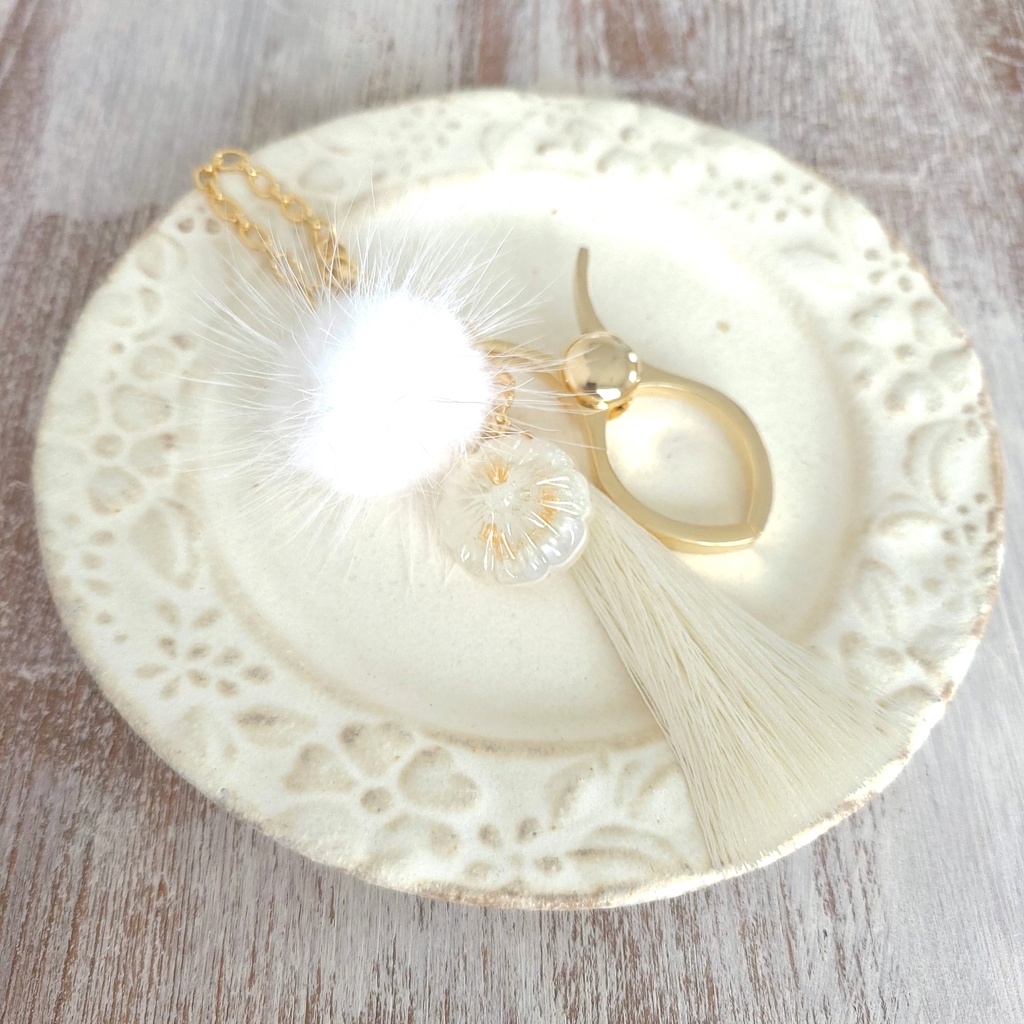 真白のグローブホルダーチャーム