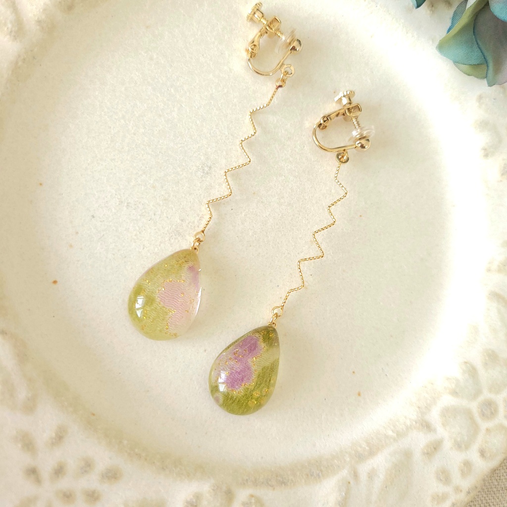 揺れる雫の和風イヤリング