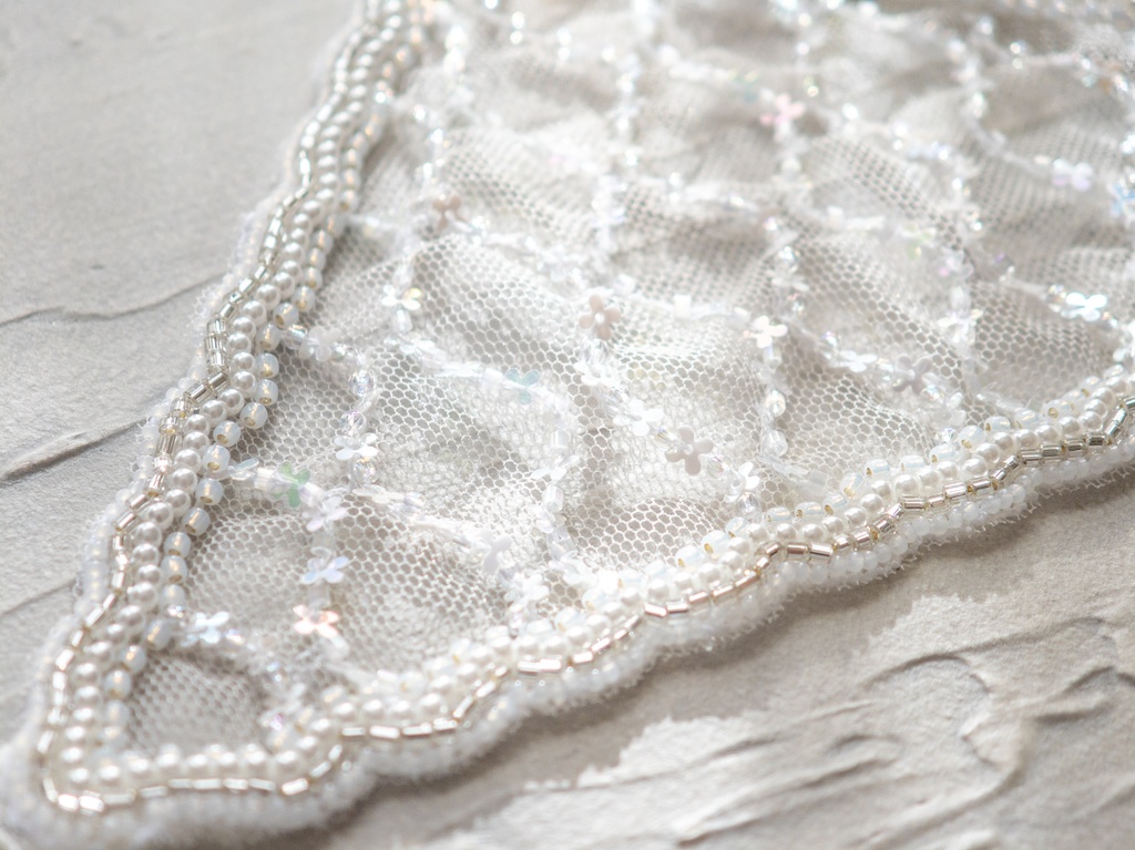 ビーズ刺繍のバブーシュカ