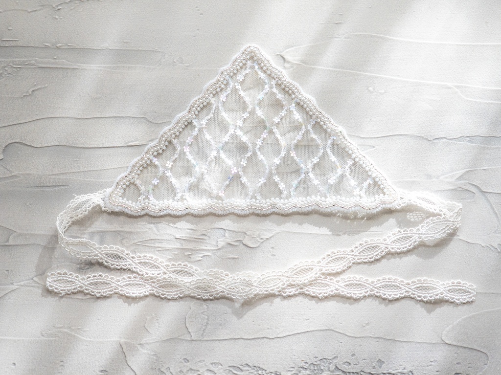 ビーズ刺繍のバブーシュカ