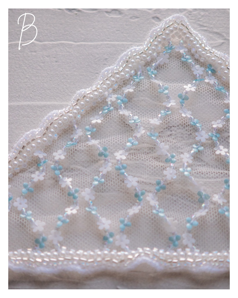 ビーズ刺繍のバブーシュカ