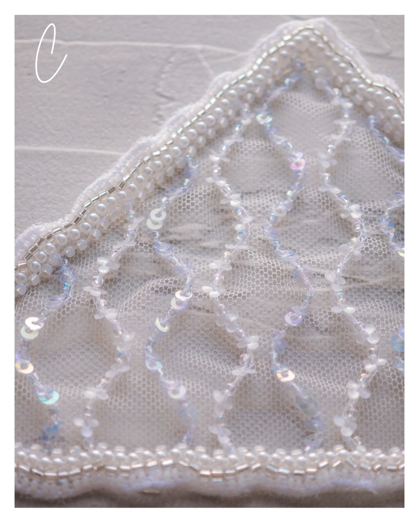 ビーズ刺繍のバブーシュカ