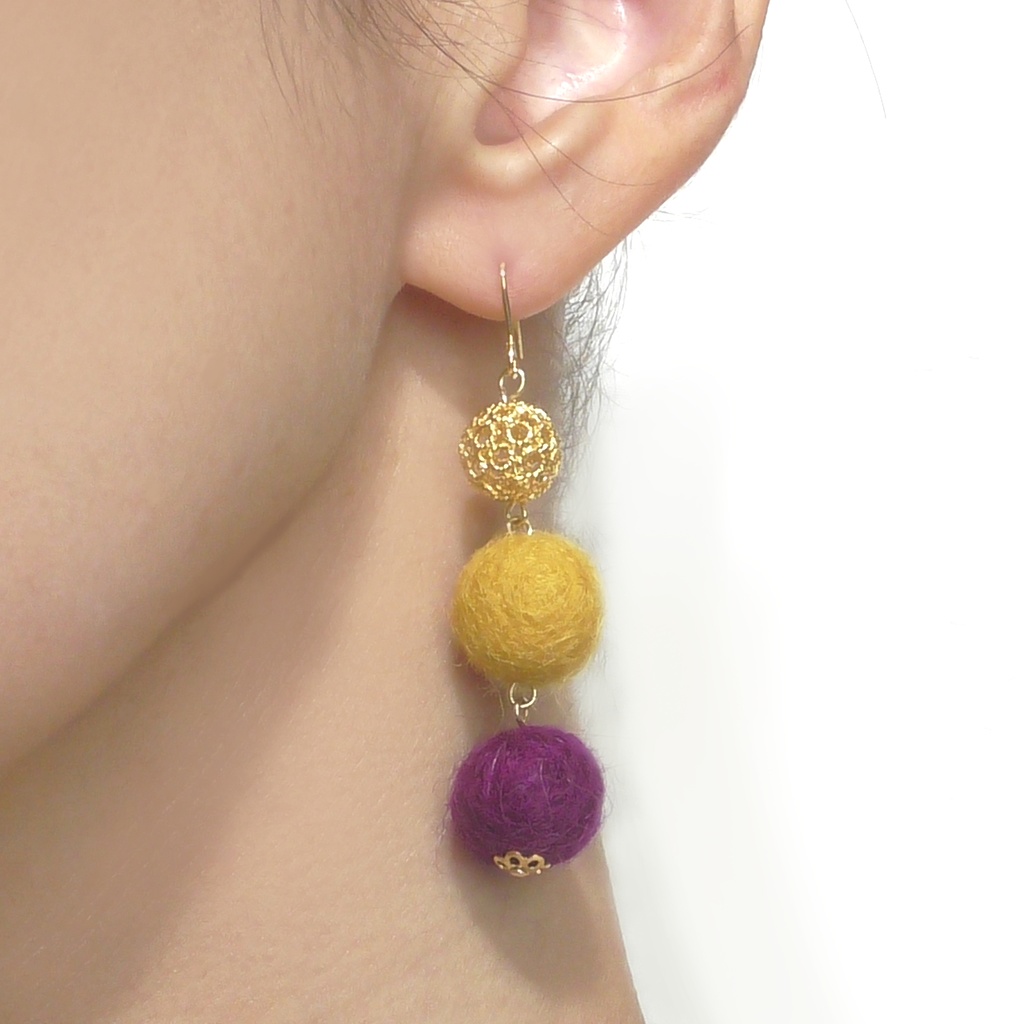 【14色から2色選べる】バイカラーフェルトボールピアス