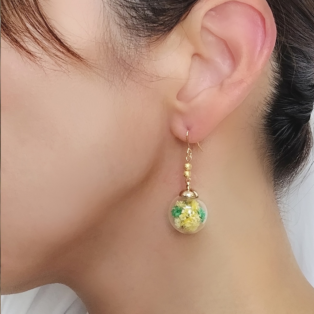 【10色から2色選べる】バイカラードライフラワーのガラスボールピアス