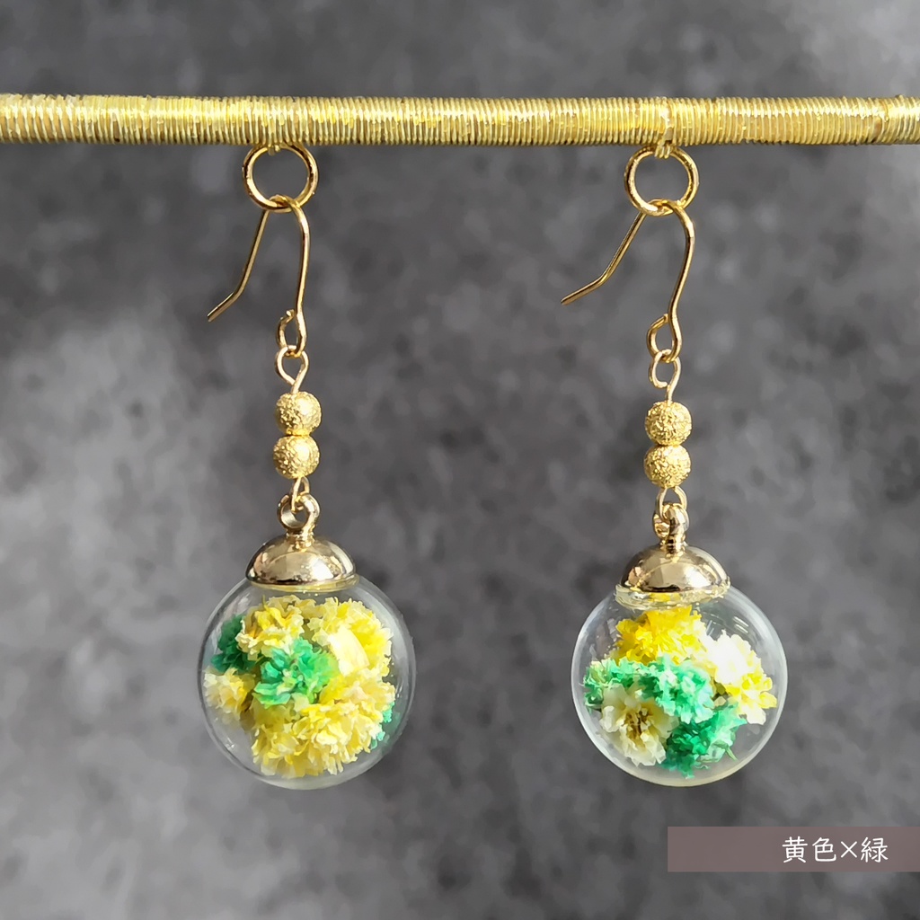 【10色から2色選べる】バイカラードライフラワーのガラスボールピアス
