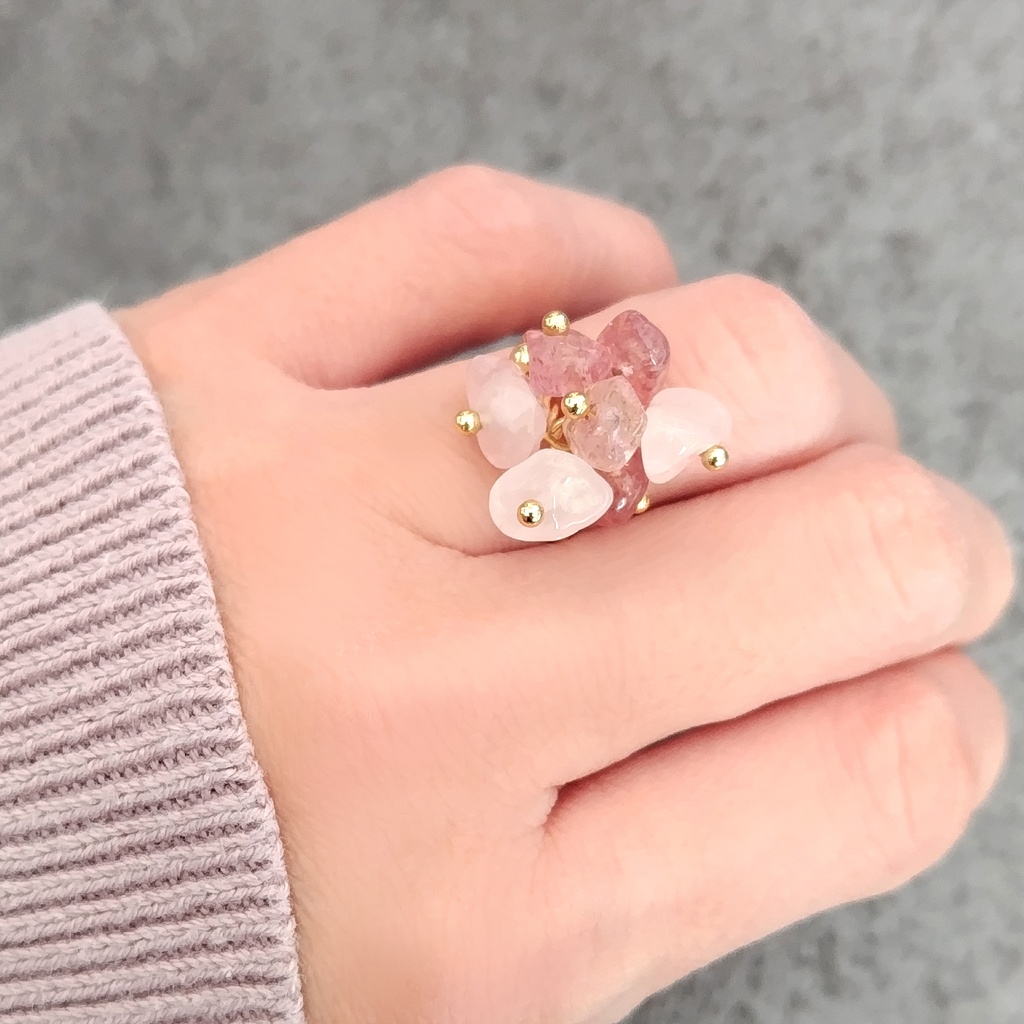 【18色から2色選べる】バイカラーさざれ石が揺れるツイストワイヤーリング【天然石】