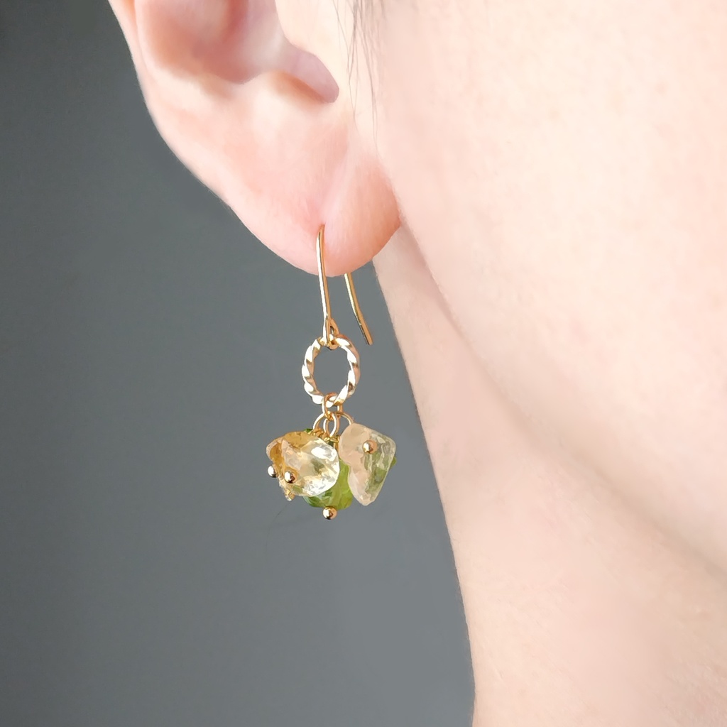 【18色から2色選べる】バイカラーさざれ石が揺れるツイストピアス【天然石】