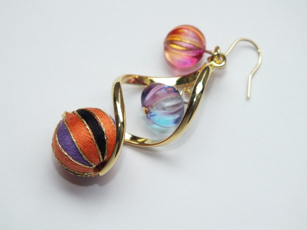 月夜のカーニヴァル オレンジ 巻き玉ピアス イヤリング