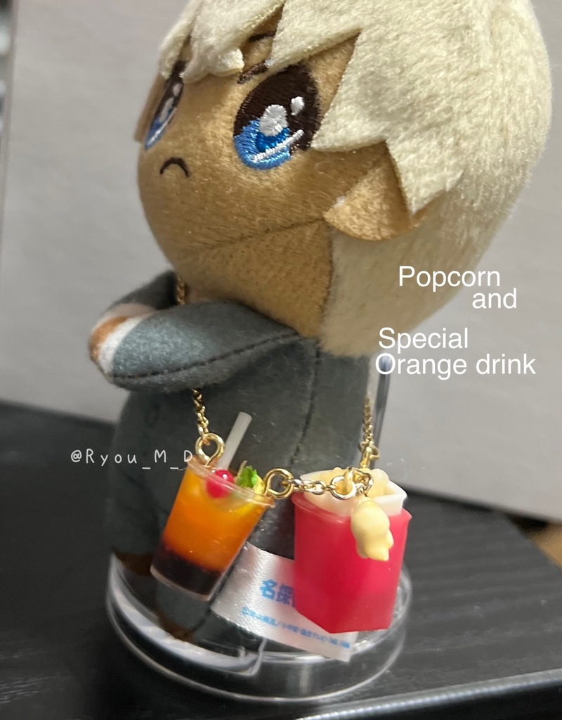 ポップコーンとオレンジドリンク