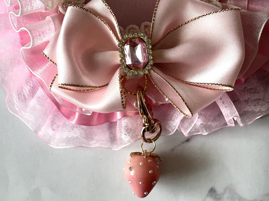 【推し活】ピンクフリルの姫かわカードケースデコ♡ いちごチャーム付き