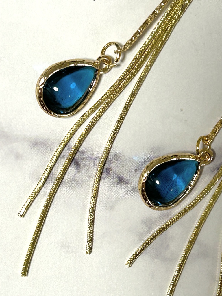 青いしずくのロングチェーンピアス|ゴールド×ブルー 大人かわいい 揺れる上品アクセサリー