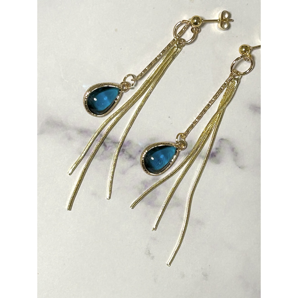青いしずくのロングチェーンピアス|ゴールド×ブルー 大人かわいい 揺れる上品アクセサリー