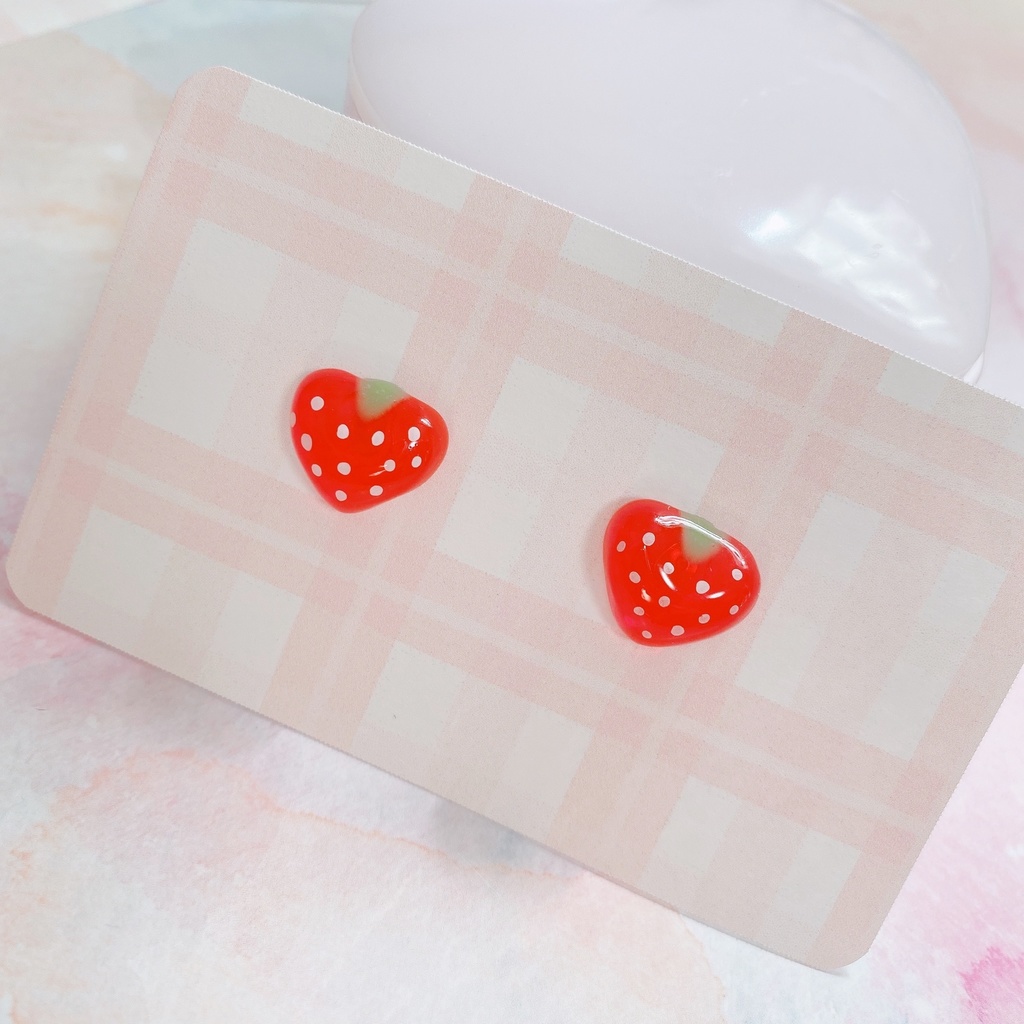 いちごのピアス