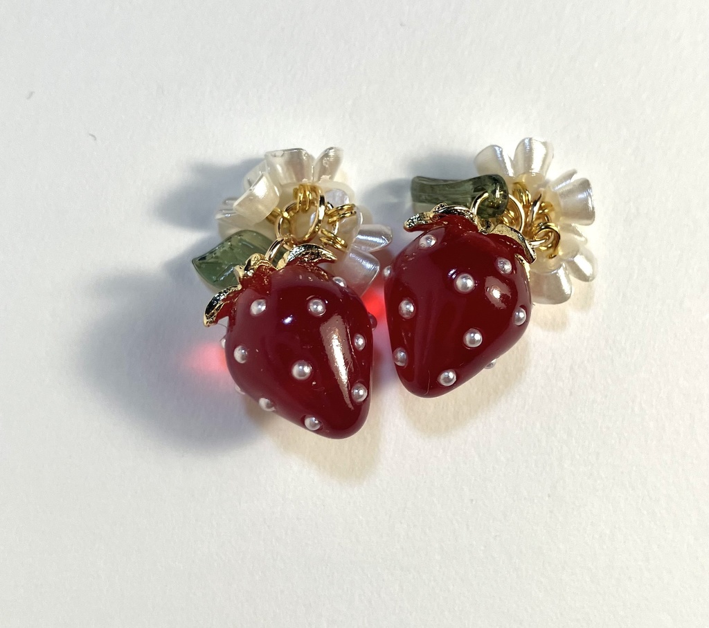 いちごのピアスとネックレス