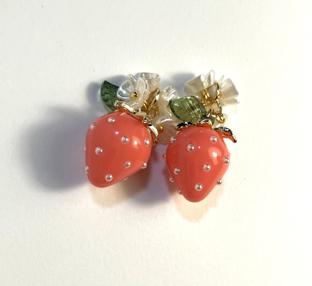 いちごのピアスとネックレス