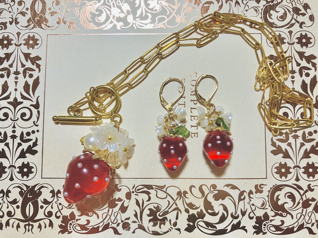 いちごのピアスとネックレス